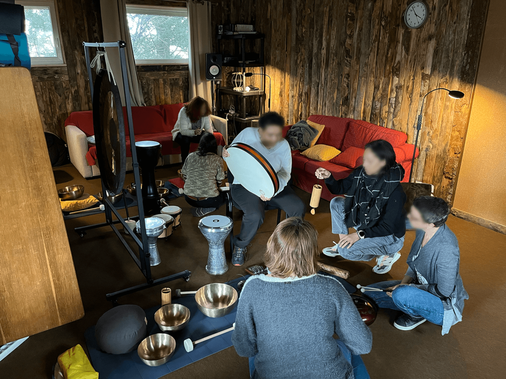 Participant durant une formation Animation d'ateliers à médiation musicale animée par Pascal Viossat auprès de professionnels du secteur Médico-social