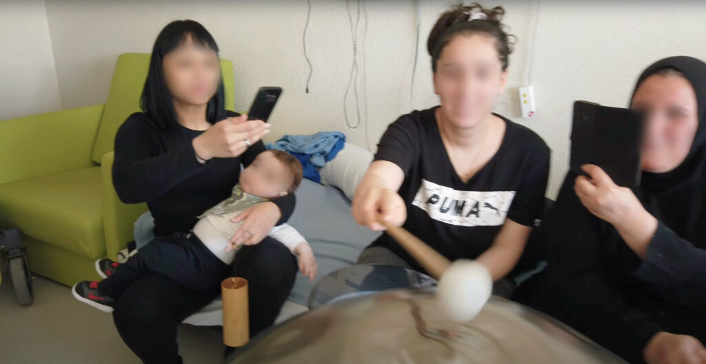 Famille pratiquant la musique dans une chambre d'hopital.