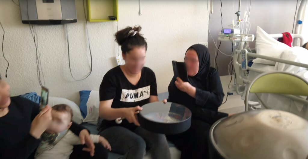 Famille pratiquant la musique dans une chambre d'hopital.