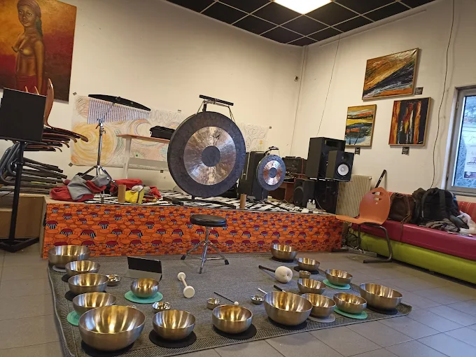 Espace de travail avec l'instrumentarium nécessaire à la formation "Concevoir et animer un atelier à médiation musicale" de l'Art-Onde