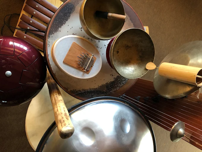 Une partie de l'instrumentarium nécessaire à la formation "Concevoir et animer un atelier à médiation musicale" de l'Art-Onde