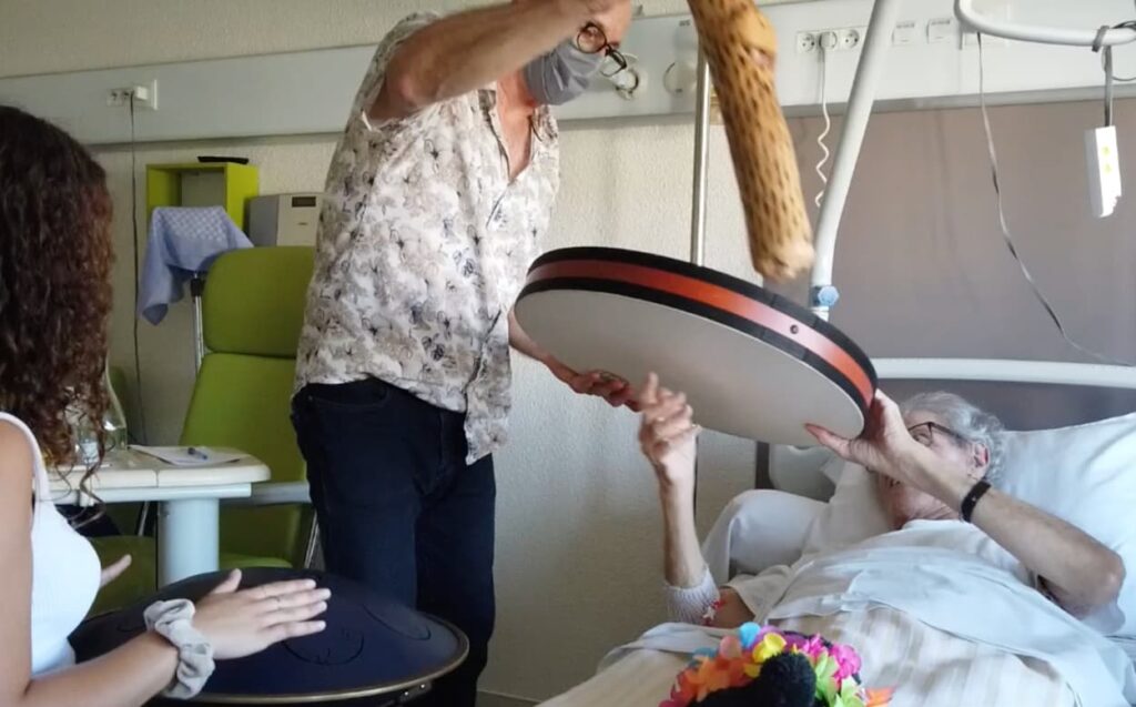 Atelier à médiation musicale en milieu hospitalier auprès d'une personne en situation de handicap